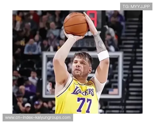 东契奇轻松挑篮得分，独行侠攻势连绵